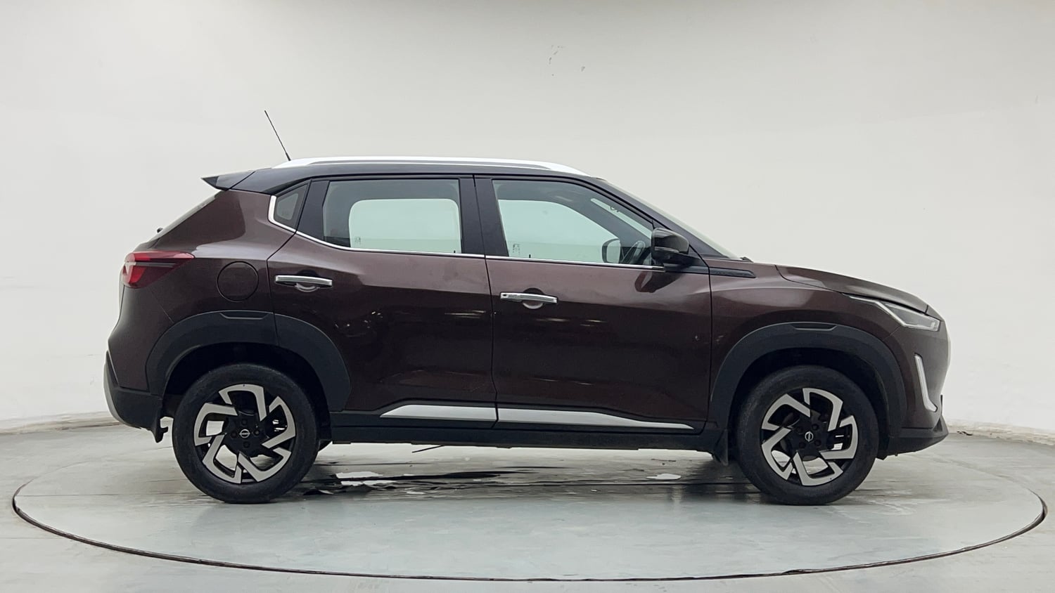Used 2021 Nissan Magnite XV Premium Petrol Manual exterior RIGHT SIDE VIEW