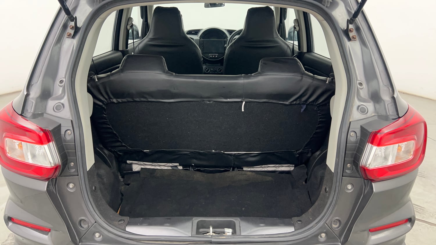 Used 2023 Maruti Suzuki S-Presso VXi (O) AMT Petrol Automatic interior DICKY INSIDE VIEW