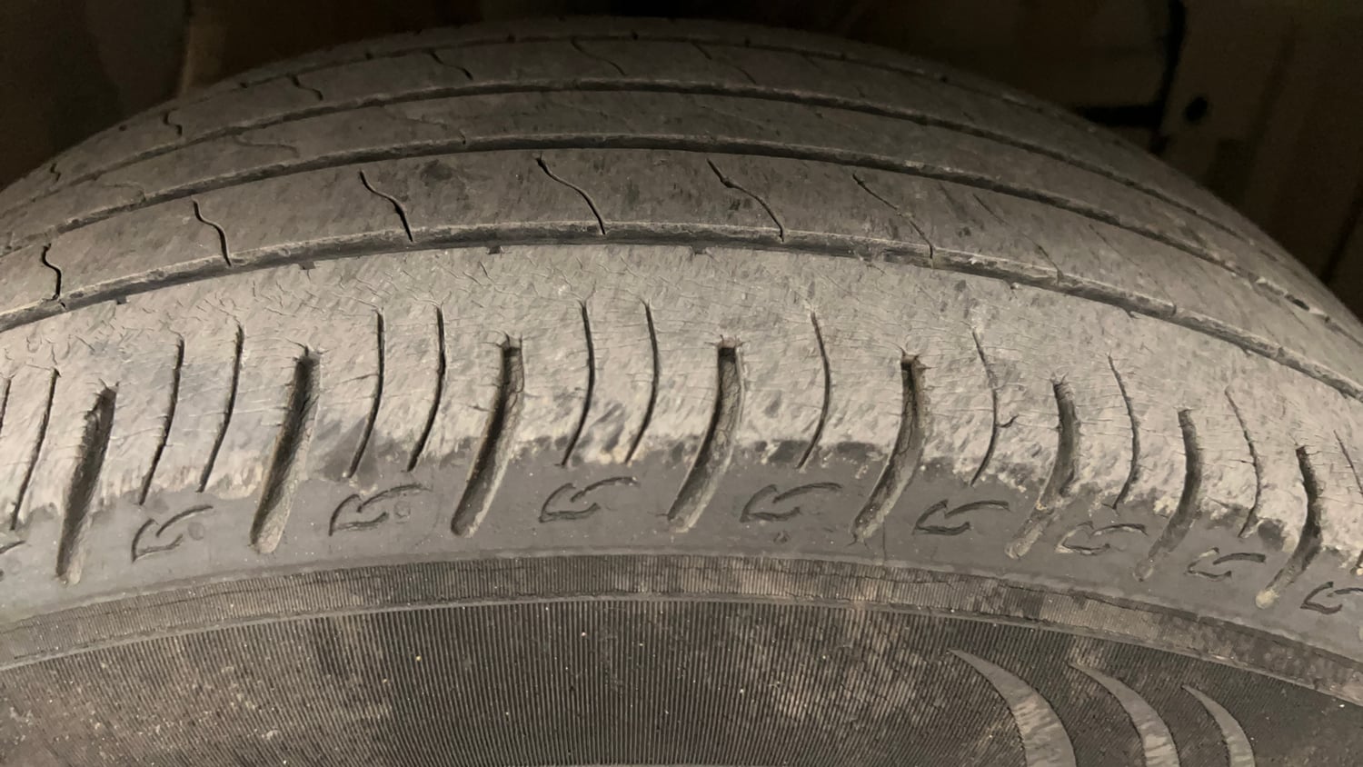Used 2022 Maruti Suzuki Vitara Brezza VXi AT SHVS Petrol Automatic tyres RIGHT FRONT TYRE TREAD VIEW