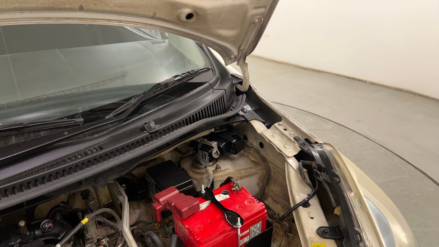 Used 2012 Maruti Suzuki Wagon R LXi Petrol Manual engine ENGINE LEFT SIDE HINGE & APRON VIEW