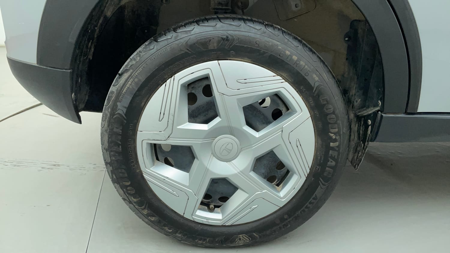 Used 2024 Tata Nexon Pure 1.2 Revotron Petrol 6MT Petrol Manual tyres RIGHT REAR TYRE RIM VIEW
