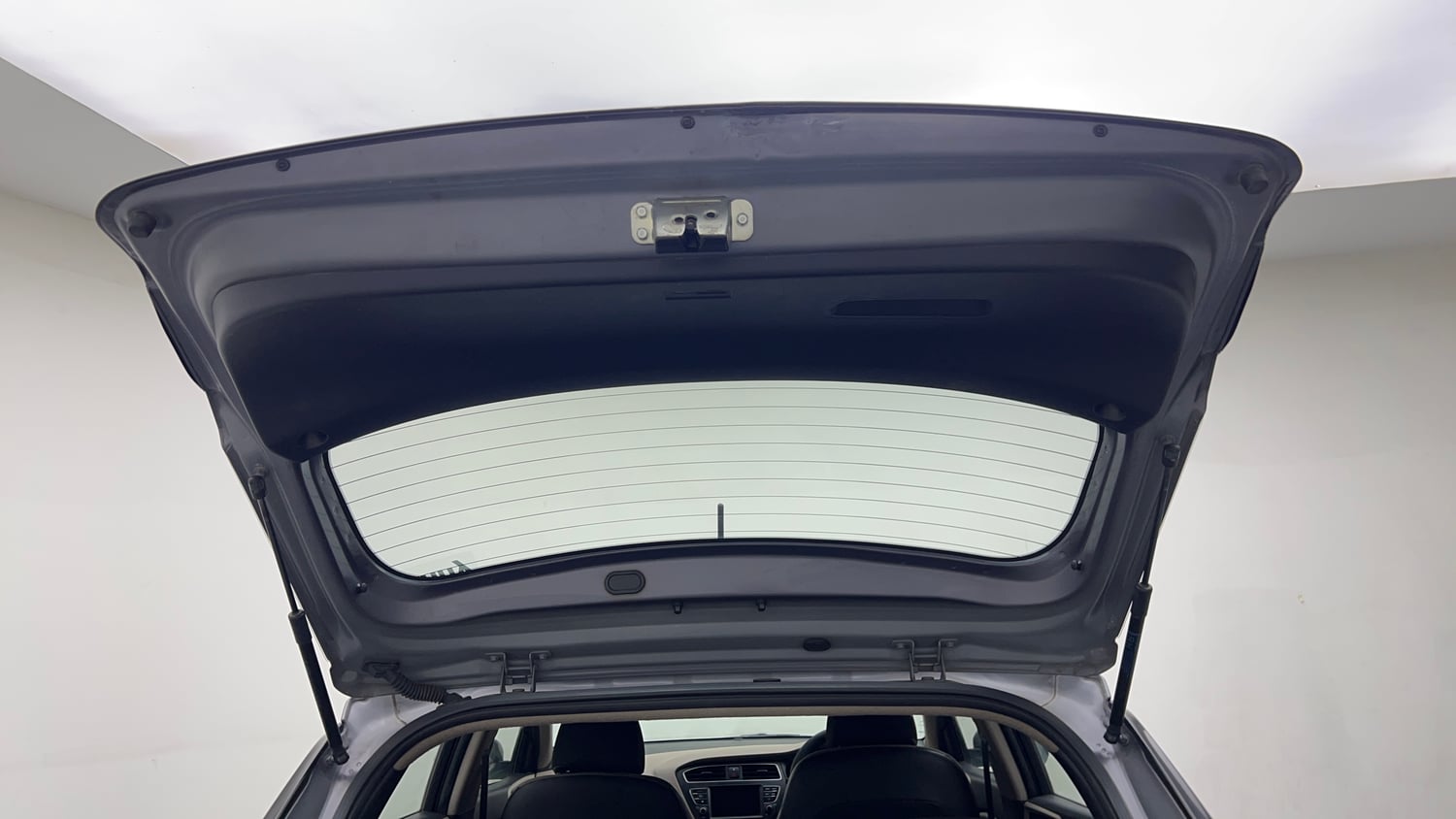 Used 2019 Hyundai Elite i20 Sportz Plus 1.2 CVT Petrol Automatic interior DICKY DOOR OPEN VIEW