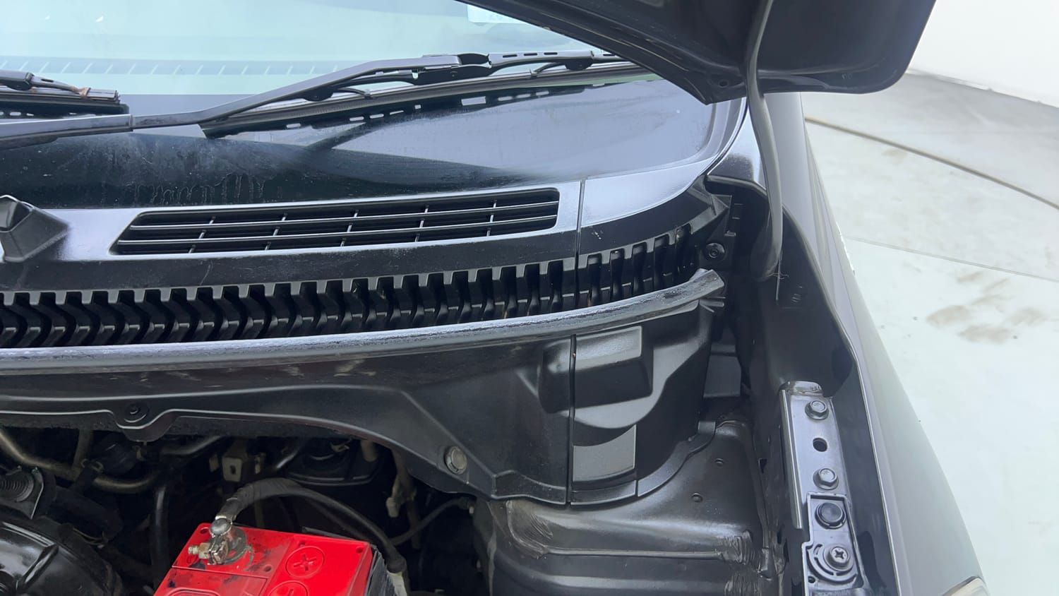 Used 2015 Maruti Suzuki Ertiga ZXi Petrol Manual engine ENGINE LEFT SIDE HINGE & APRON VIEW