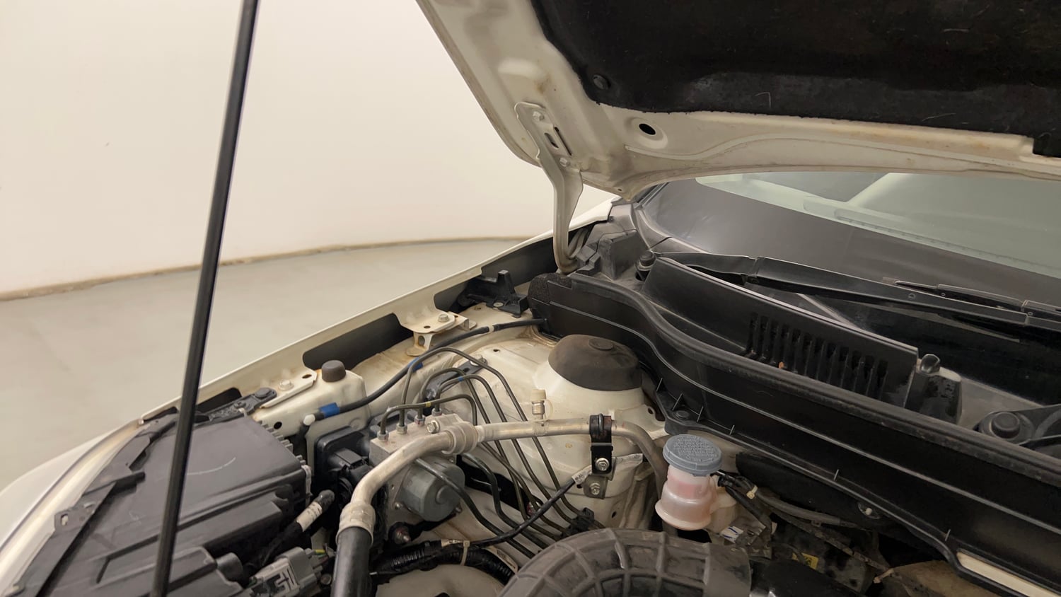 Used 2022 Maruti Suzuki Vitara Brezza VXi AT SHVS Petrol Automatic engine ENGINE RIGHT SIDE HINGE & APRON VIEW