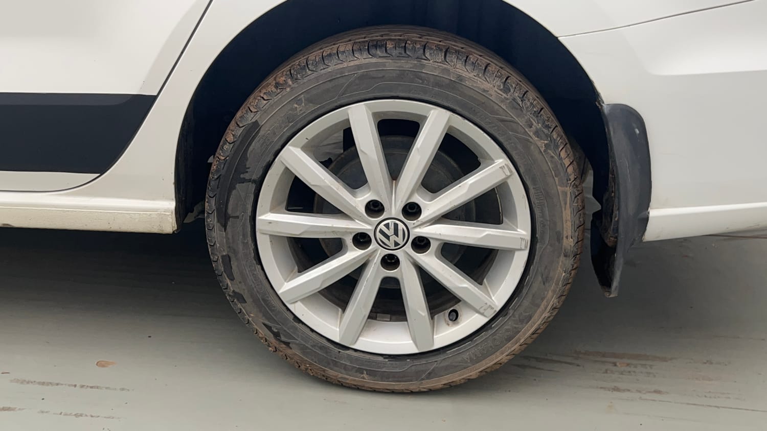 Used 2017 Volkswagen Vento Highline Plus 1.2 (P) AT 16 Alloy Petrol Automatic tyres LEFT REAR TYRE RIM VIEW