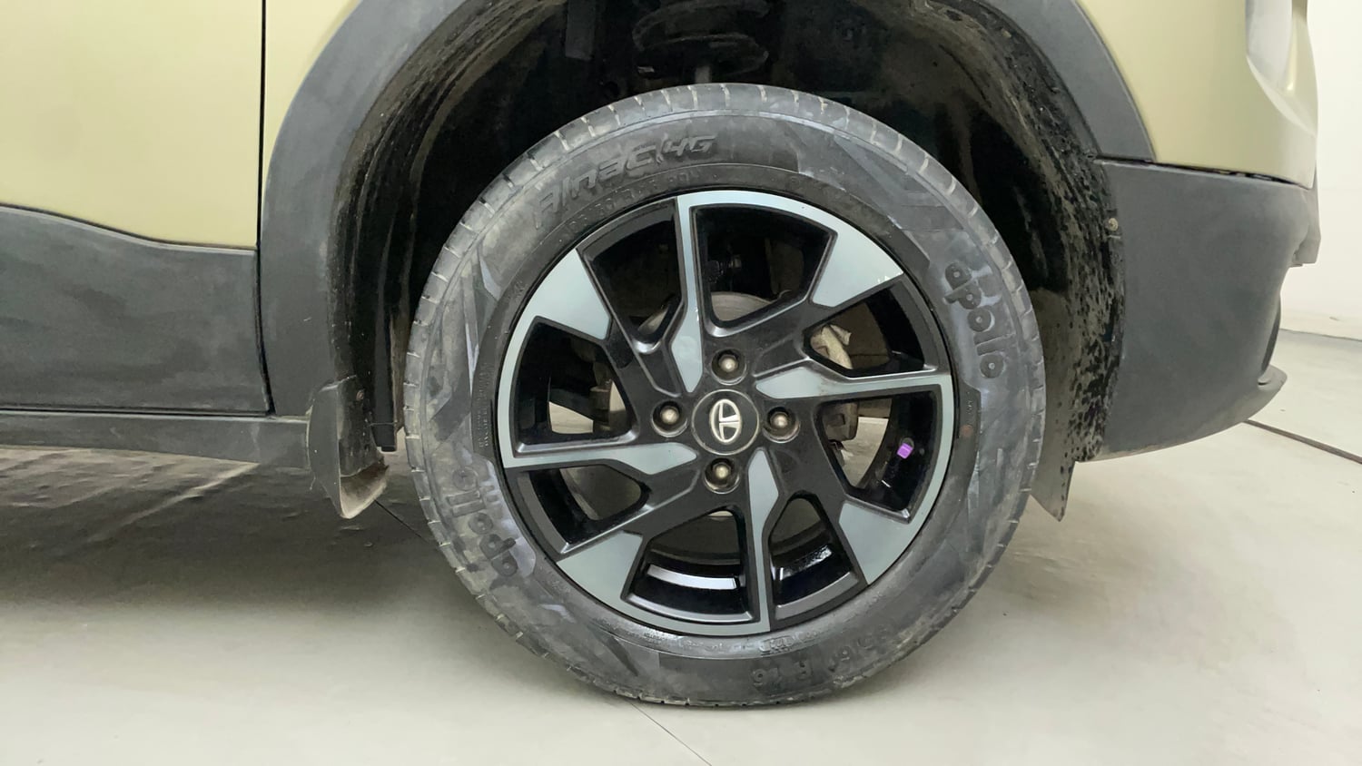 Used 2022 Tata Punch Kaziranga Creative AMT Petrol Automatic tyres RIGHT FRONT TYRE RIM VIEW