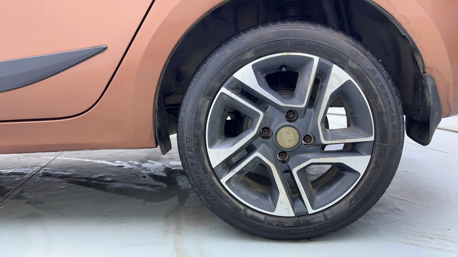 Used 2018 Tata Tigor Revotron XZA Petrol Automatic tyres LEFT REAR TYRE RIM VIEW