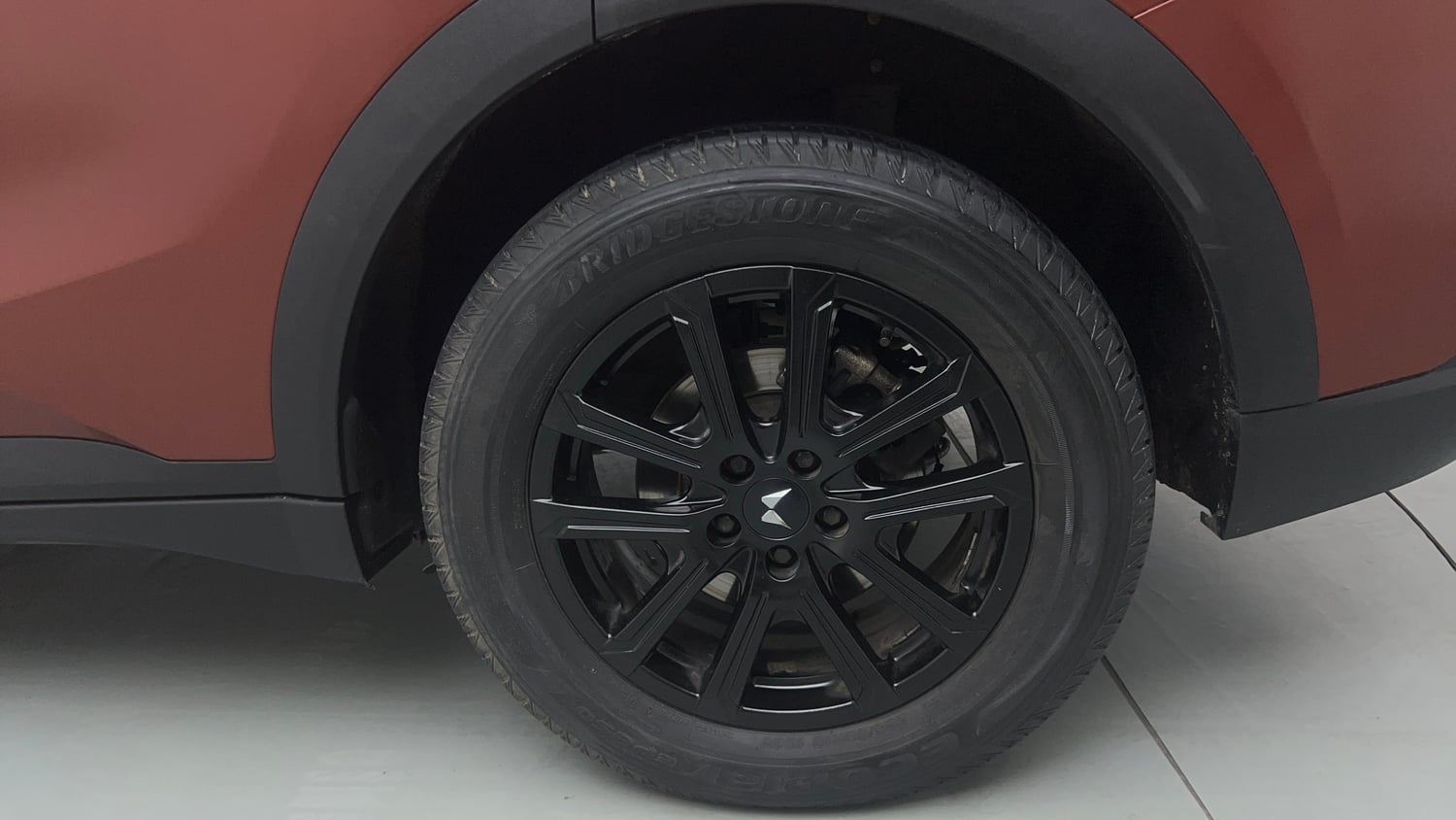Used 2024 Mahindra XUV700 AX7 Luxury Pack Petrol 7 STR Blaze Editon AT Petrol Automatic tyres LEFT REAR TYRE RIM VIEW
