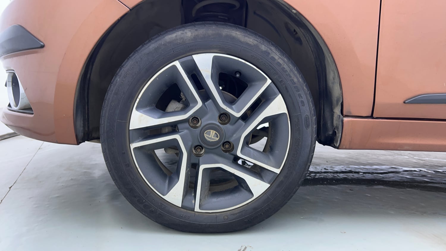 Used 2018 Tata Tigor Revotron XZA Petrol Automatic tyres LEFT FRONT TYRE RIM VIEW