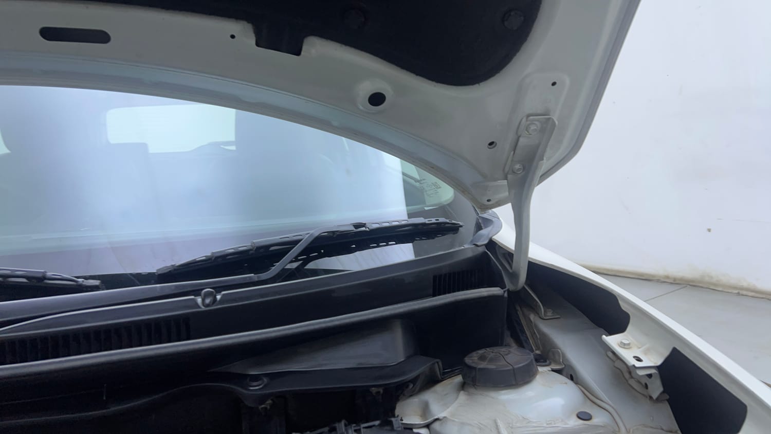 Used 2024 Maruti Suzuki Swift ZXi Petrol Manual engine ENGINE LEFT SIDE HINGE & APRON VIEW