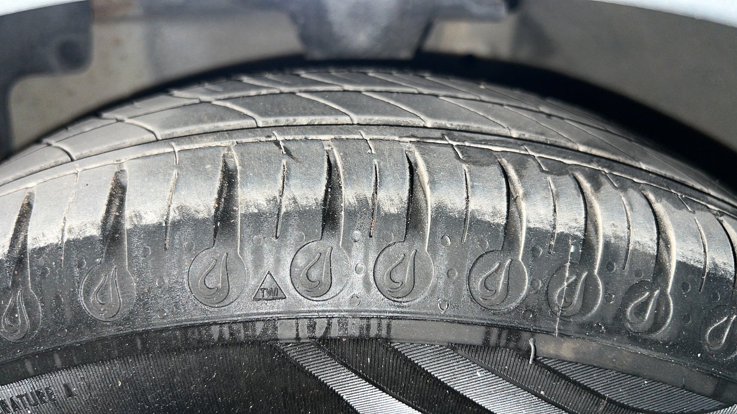 Used 2017 Hyundai Eon Sportz Petrol Manual tyres LEFT FRONT TYRE TREAD VIEW