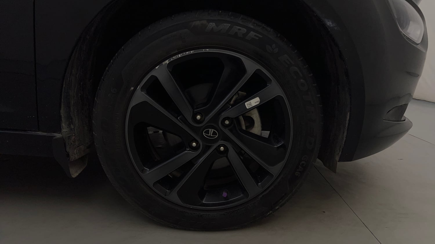 Used 2023 Tata Altroz XZA Plus Petrol Dark Edtion Petrol Automatic tyres RIGHT FRONT TYRE RIM VIEW