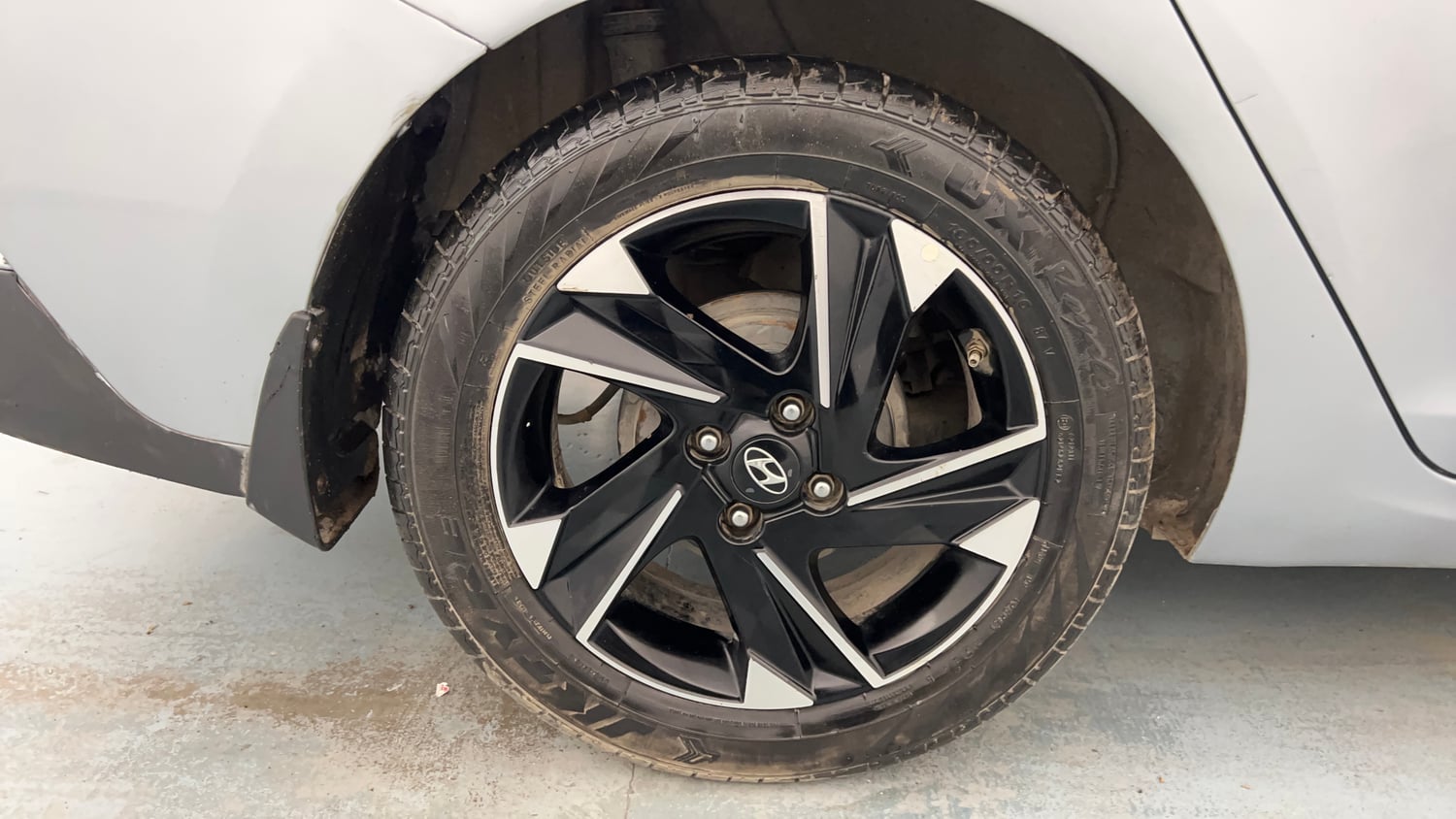 Used 2021 Hyundai Verna SX (O)1.5 MPi Petrol+ CNG (Outside Fitted) Cng Manual tyres RIGHT REAR TYRE RIM VIEW
