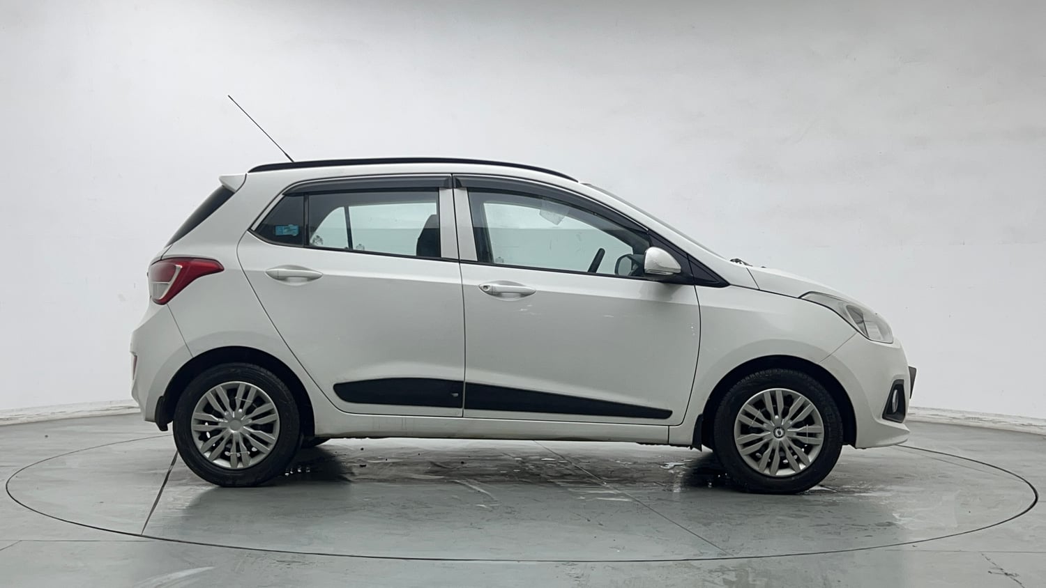 Used 2015 Hyundai Grand i10 Sportz 1.2 Kappa VTVT Petrol Manual exterior RIGHT SIDE VIEW