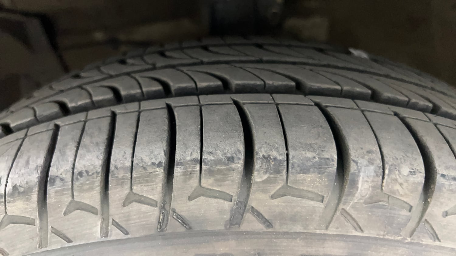 Used 2017 Maruti Suzuki Ciaz Zeta 1.4 MT Petrol Manual tyres LEFT FRONT TYRE TREAD VIEW