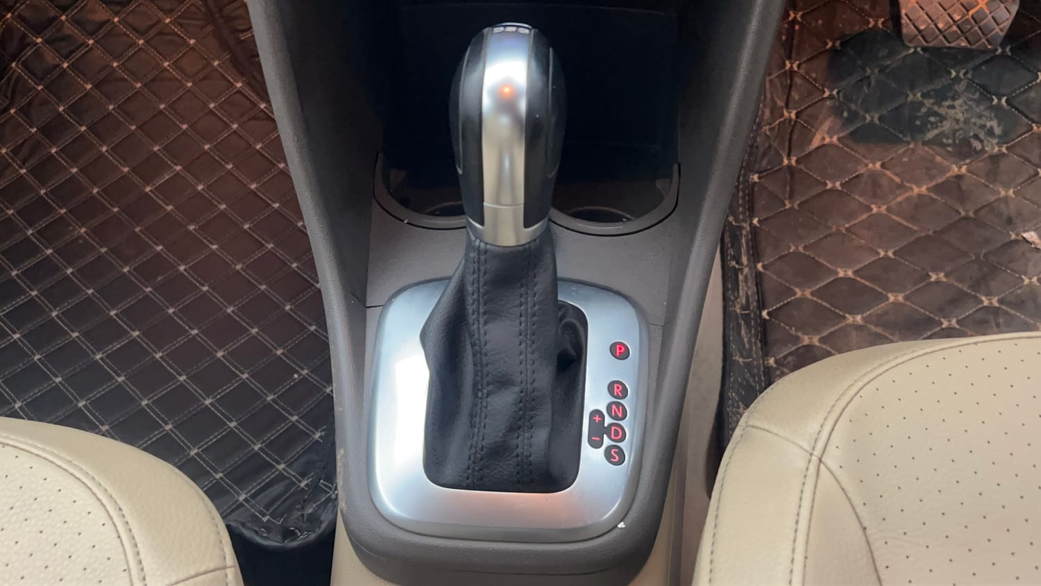 Used 2017 Volkswagen Vento Highline Plus 1.2 (P) AT 16 Alloy Petrol Automatic interior GEAR  KNOB VIEW