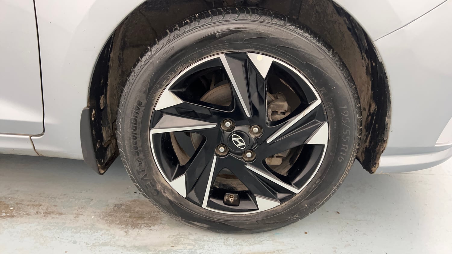 Used 2021 Hyundai Verna SX (O)1.5 MPi Petrol+ CNG (Outside Fitted) Cng Manual tyres RIGHT FRONT TYRE RIM VIEW