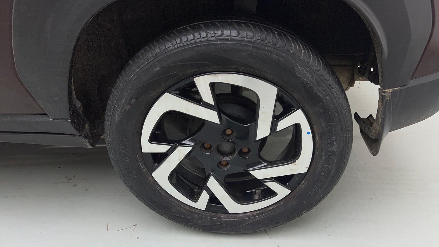 Used 2021 Nissan Magnite XV Premium Petrol Manual tyres LEFT REAR TYRE RIM VIEW