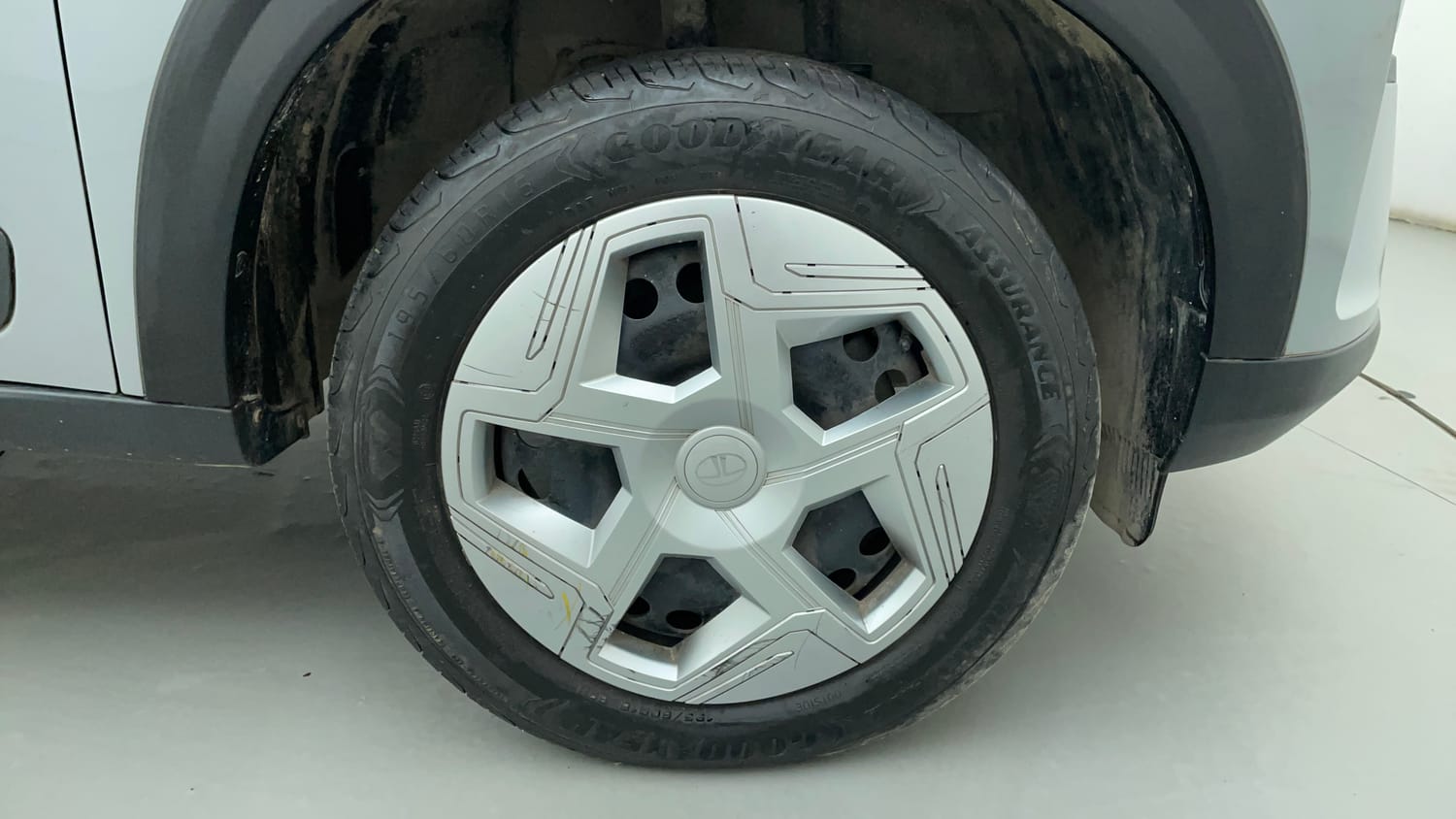Used 2024 Tata Nexon Pure 1.2 Revotron Petrol 6MT Petrol Manual tyres RIGHT FRONT TYRE RIM VIEW