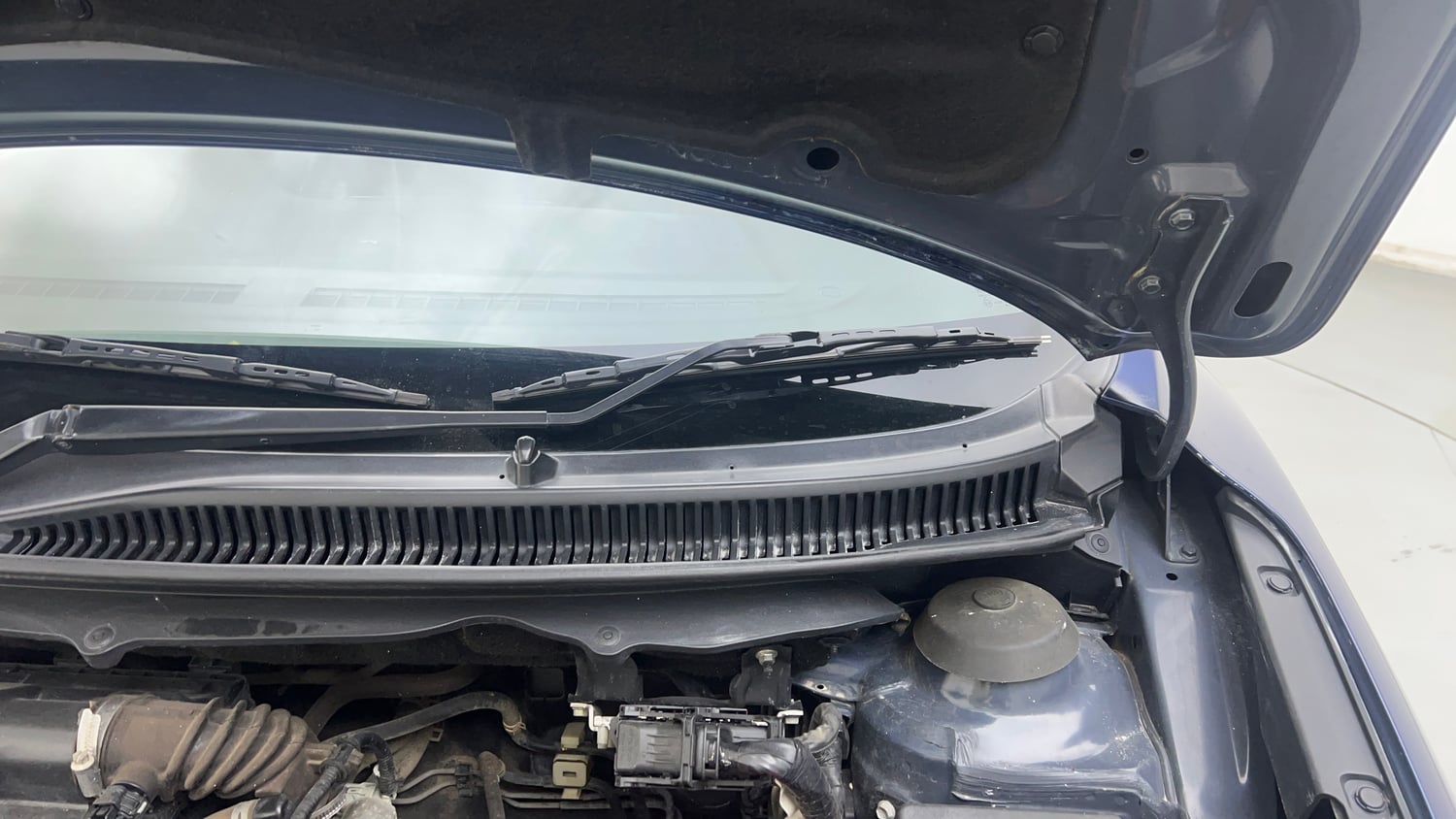 Used 2019 Maruti Suzuki Baleno Zeta Petrol Manual engine ENGINE LEFT SIDE HINGE & APRON VIEW