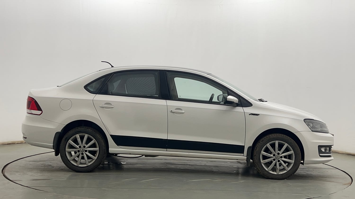 Used 2017 Volkswagen Vento Highline Plus 1.2 (P) AT 16 Alloy Petrol Automatic exterior RIGHT SIDE VIEW