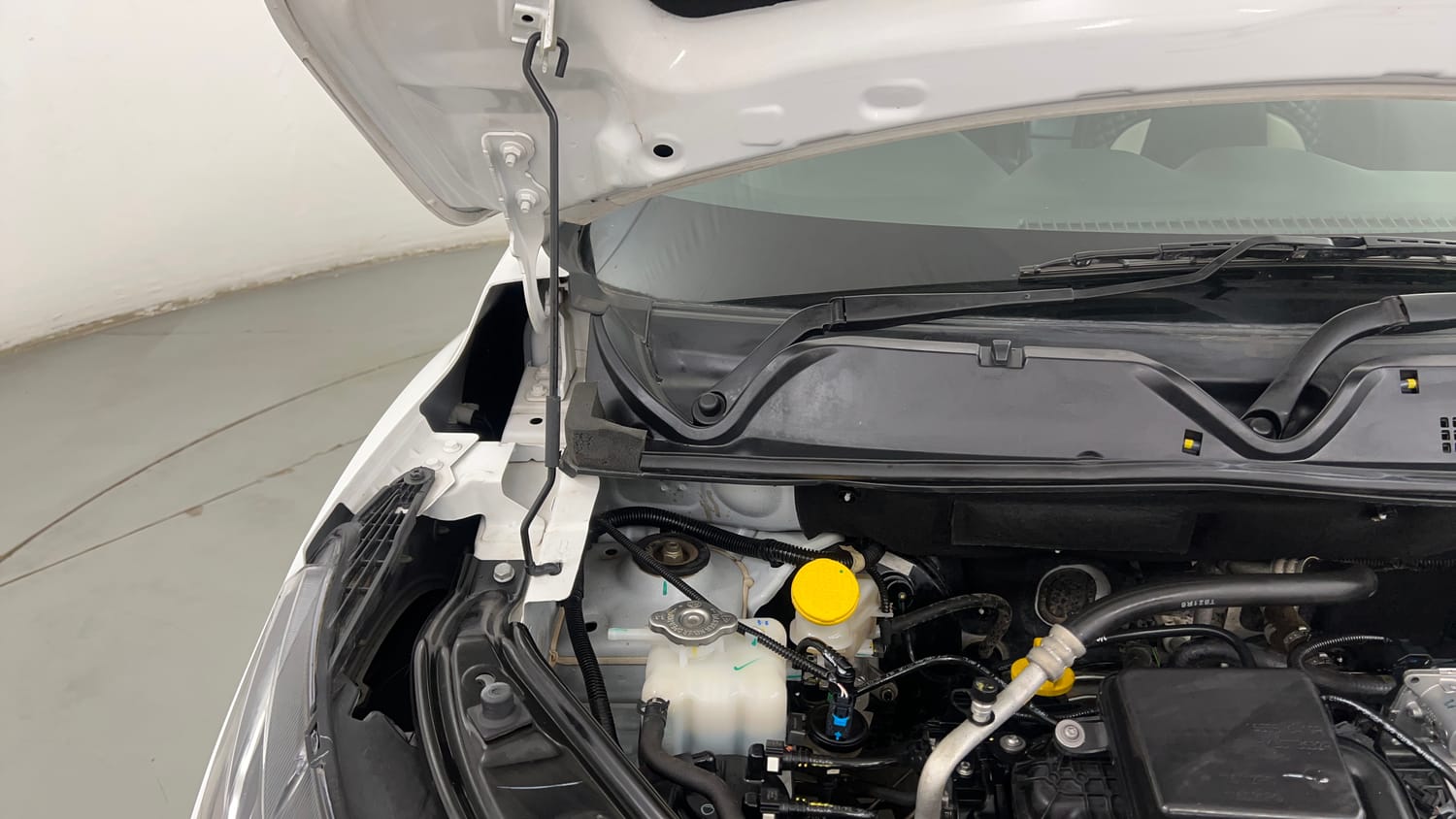Used 2025 Nissan Magnite Visia B4D 1.0 Petrol MT Petrol Manual engine ENGINE RIGHT SIDE HINGE & APRON VIEW
