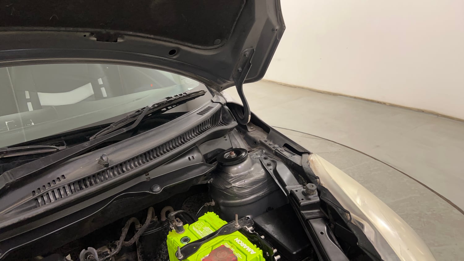 Used 2012 Maruti Suzuki Swift VXi Petrol Manual engine ENGINE LEFT SIDE HINGE & APRON VIEW