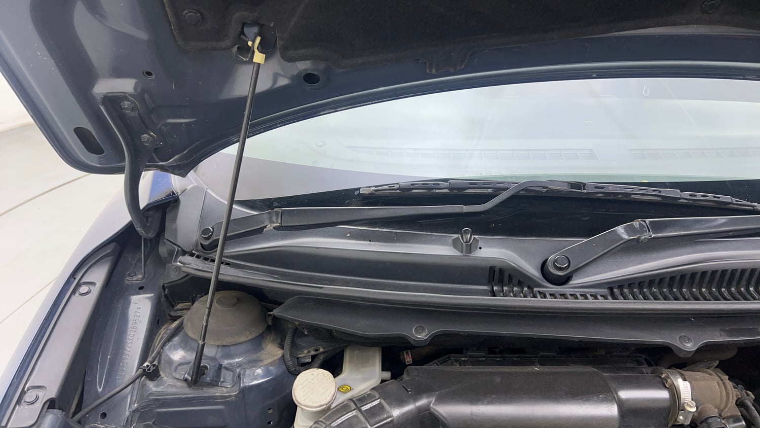 Used 2019 Maruti Suzuki Baleno Zeta Petrol Manual engine ENGINE RIGHT SIDE HINGE & APRON VIEW