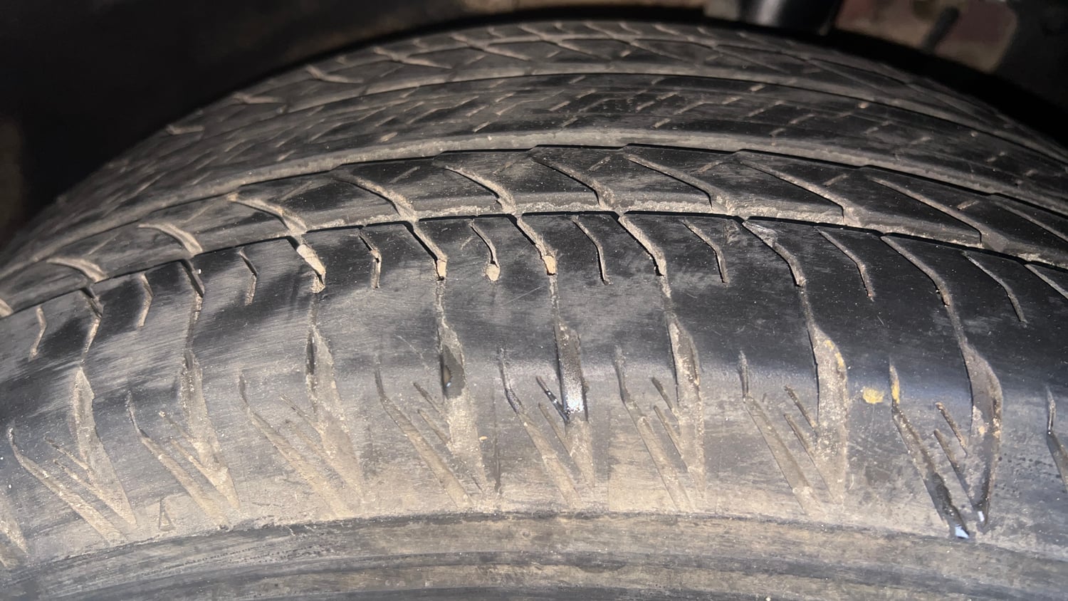 Used 2024 Mahindra XUV700 AX7 Luxury Pack Petrol 7 STR Blaze Editon AT Petrol Automatic tyres LEFT FRONT TYRE TREAD VIEW