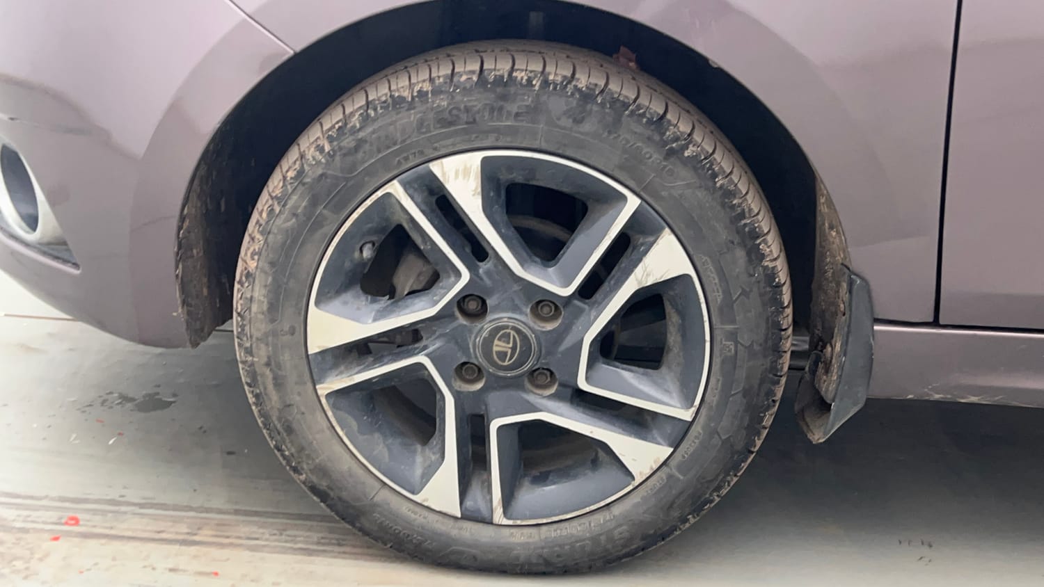 Used 2018 Tata Tigor Revotron XZA Petrol Automatic tyres LEFT FRONT TYRE RIM VIEW