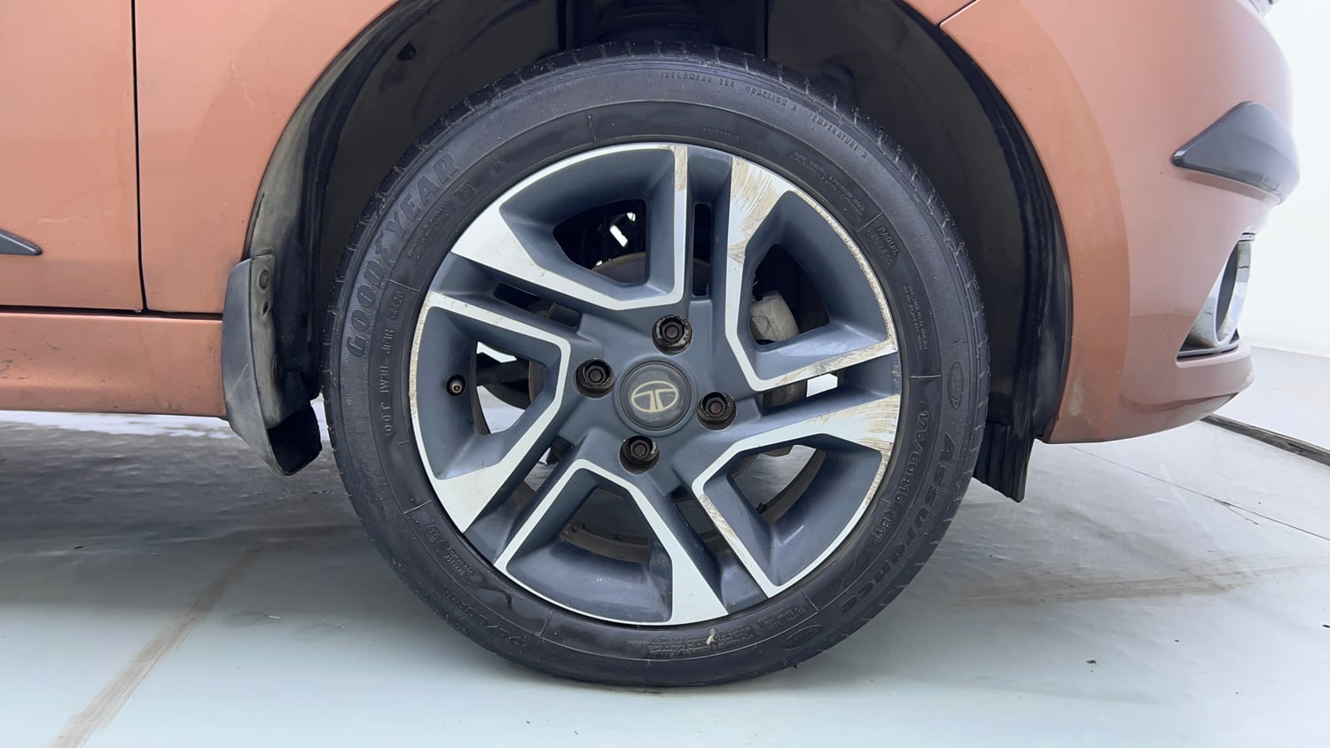 Used 2018 Tata Tigor Revotron XZA Petrol Automatic tyres RIGHT FRONT TYRE RIM VIEW