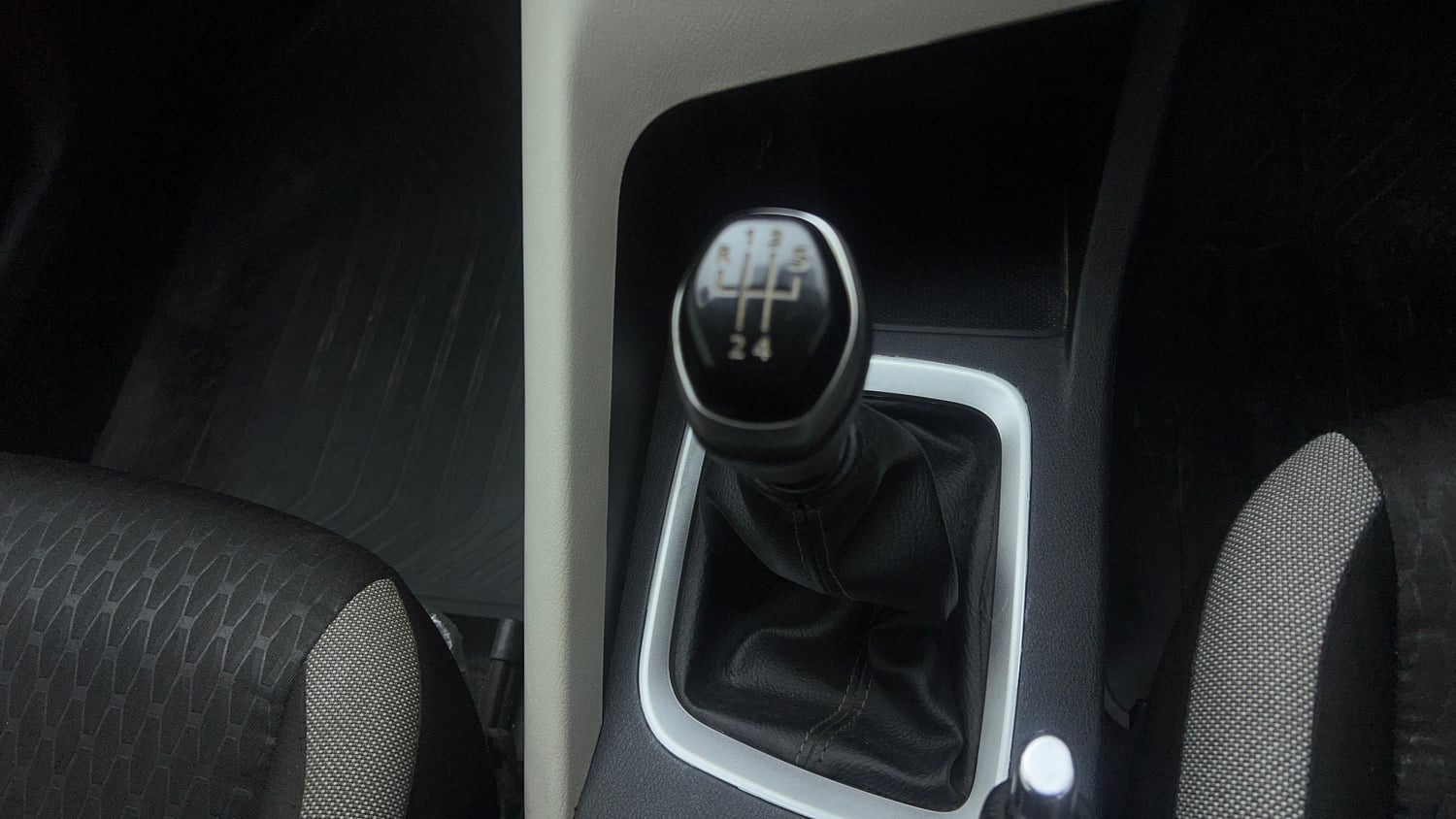 Used 2023 Nissan Magnite XL Petrol Manual interior GEAR  KNOB VIEW