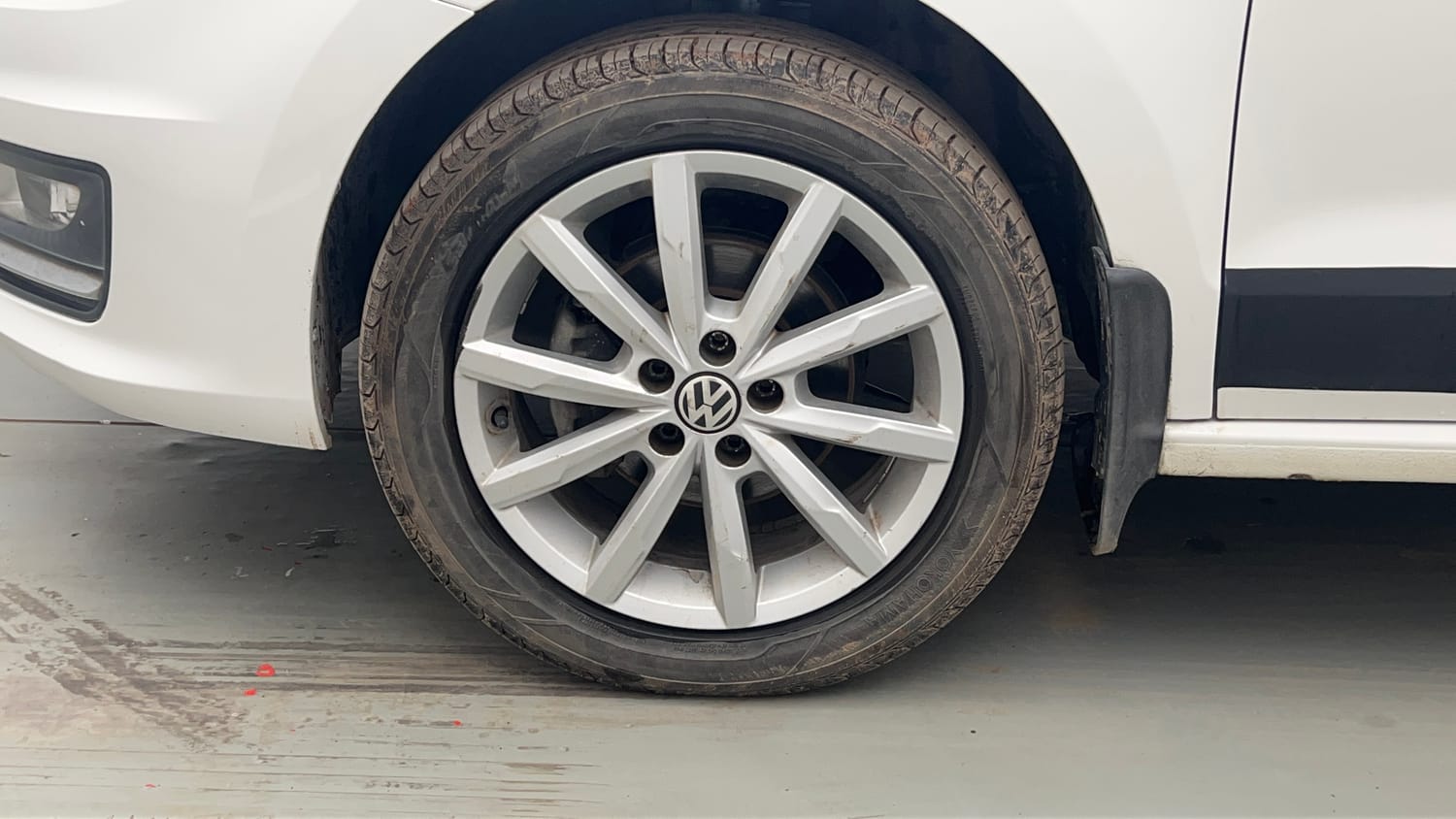 Used 2017 Volkswagen Vento Highline Plus 1.2 (P) AT 16 Alloy Petrol Automatic tyres LEFT FRONT TYRE RIM VIEW