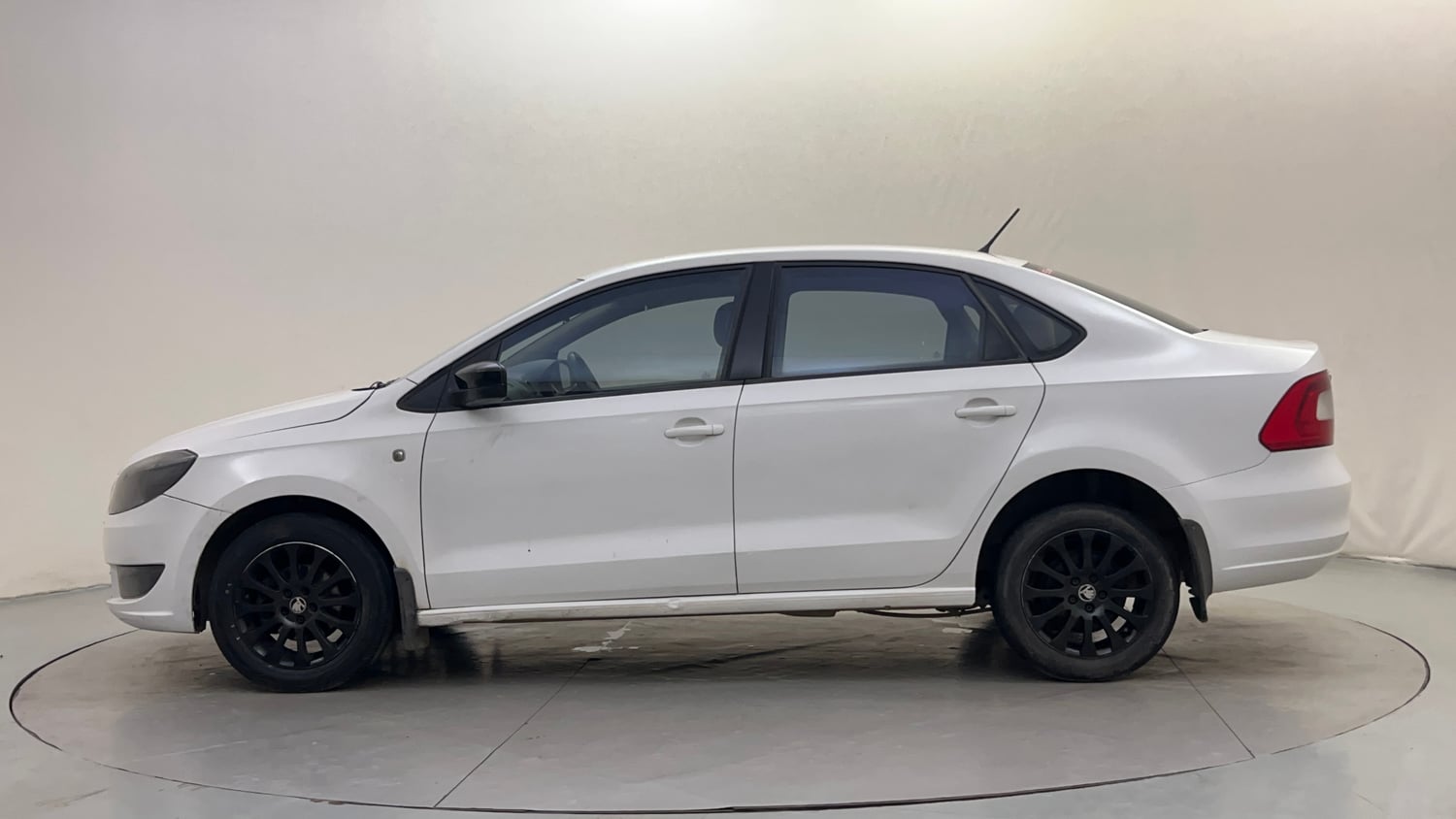 Used 2015 Skoda Rapid 1.6 MPI Elegance Plus Petrol Manual exterior LEFT SIDE VIEW