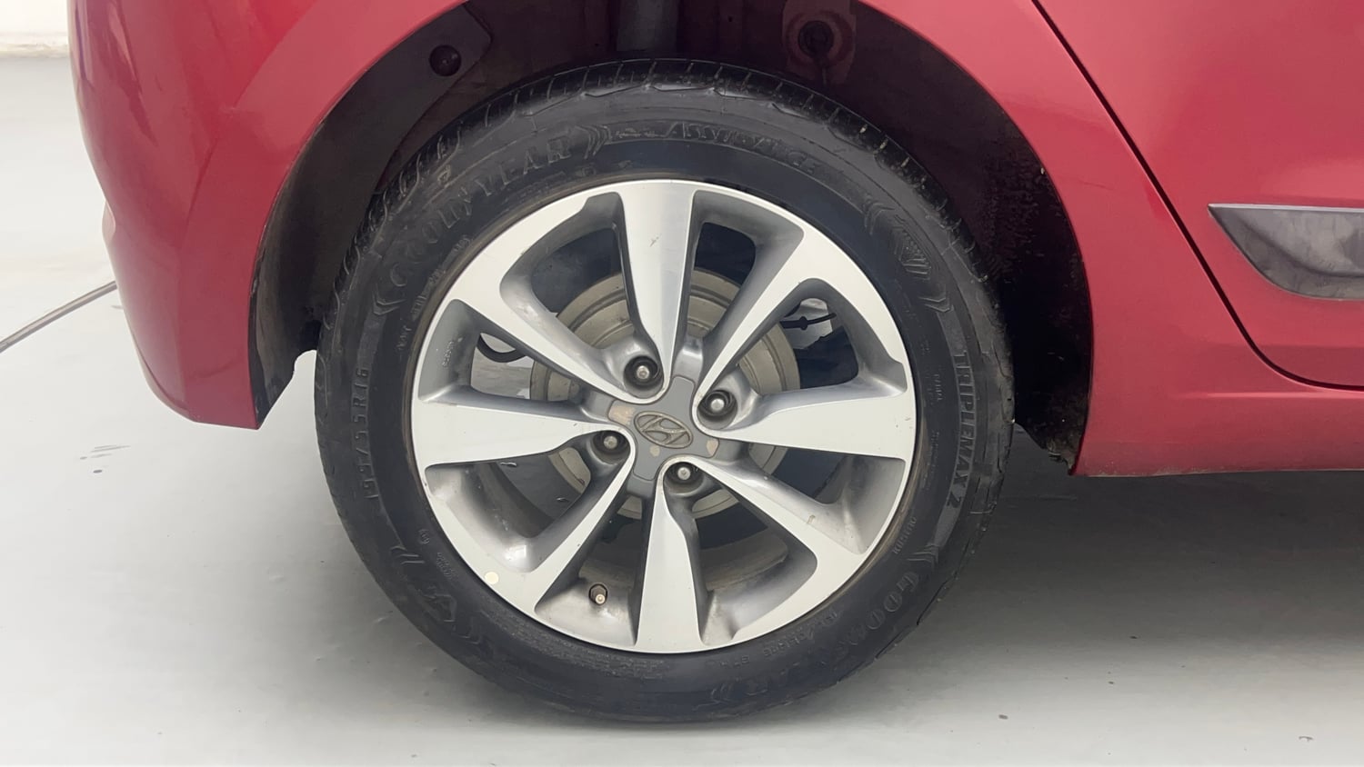 Used 2016 Hyundai Elite i20 Asta 1.2 Petrol Manual tyres RIGHT REAR TYRE RIM VIEW