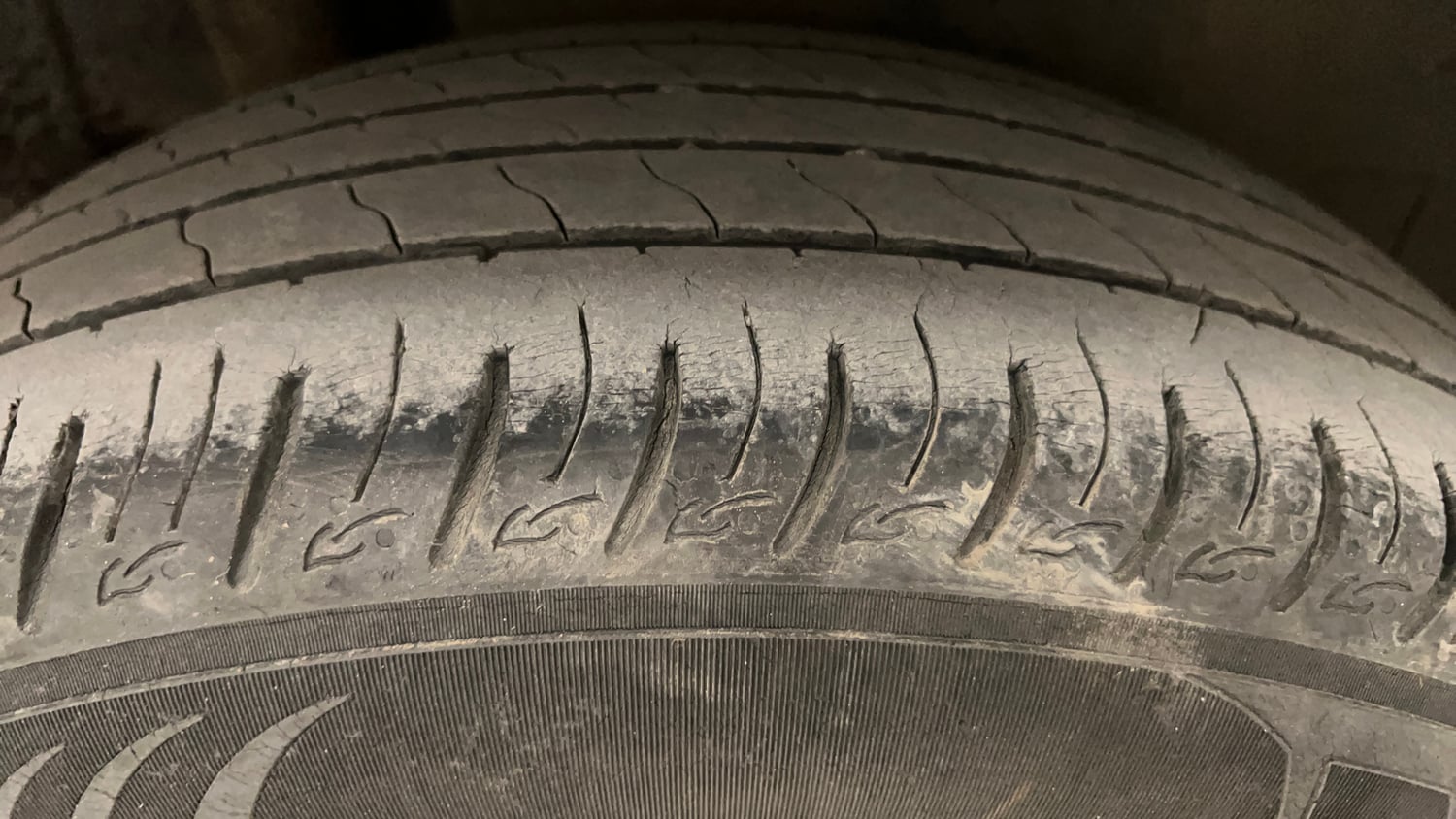 Used 2022 Maruti Suzuki Vitara Brezza VXi AT SHVS Petrol Automatic tyres RIGHT REAR TYRE TREAD VIEW