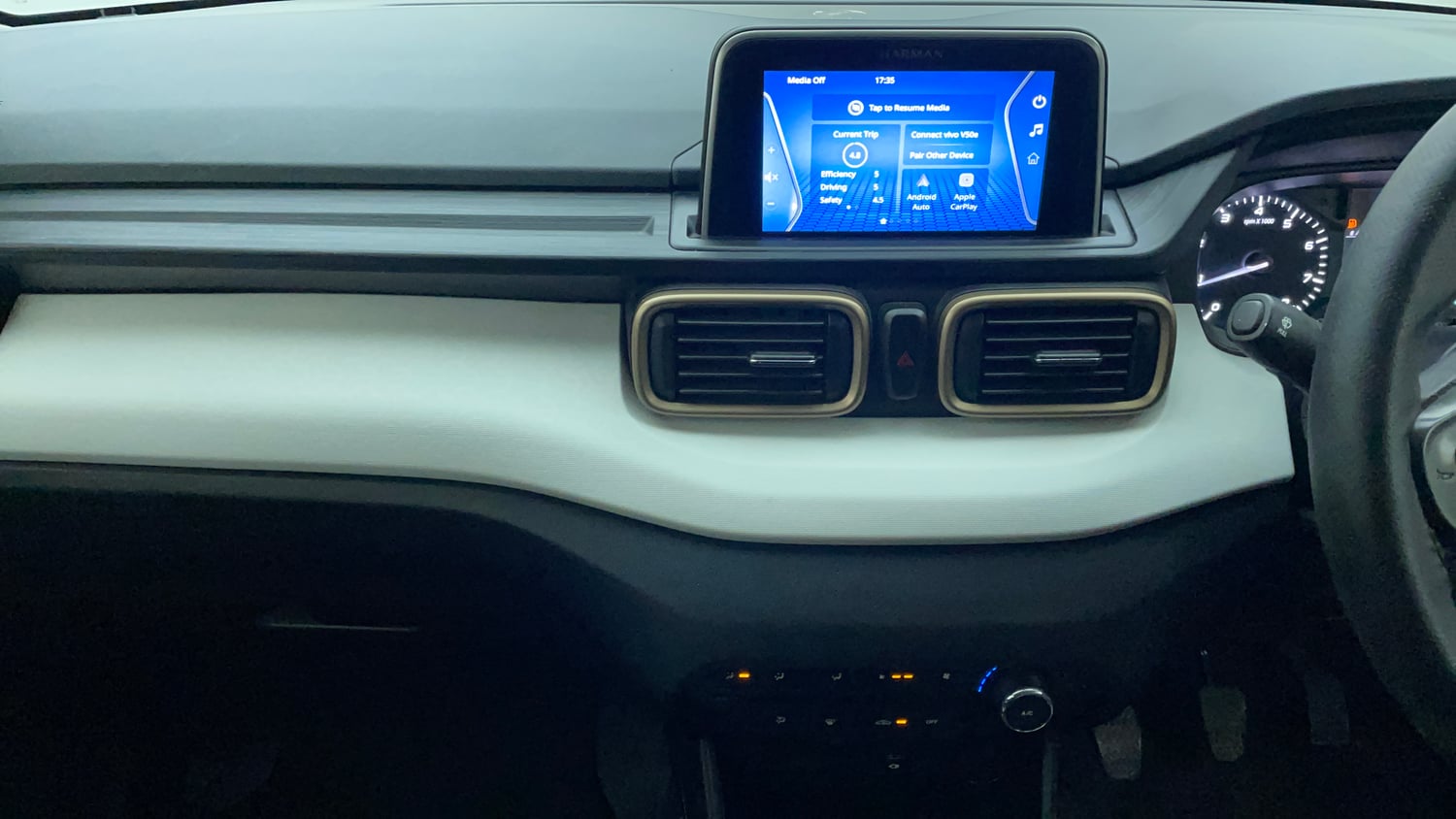 Used 2022 Tata Punch Accomplished MT Petrol + CNG(Outside Fitted) Cng Manual interior MUSIC SYSTEM & AC CONTROL VIEW
