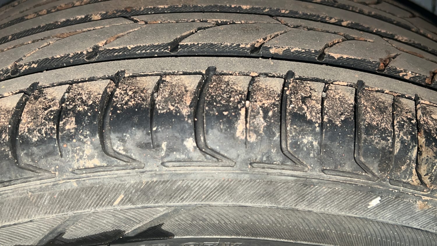Used 2017 Volkswagen Vento Highline Plus 1.2 (P) AT 16 Alloy Petrol Automatic tyres RIGHT REAR TYRE TREAD VIEW