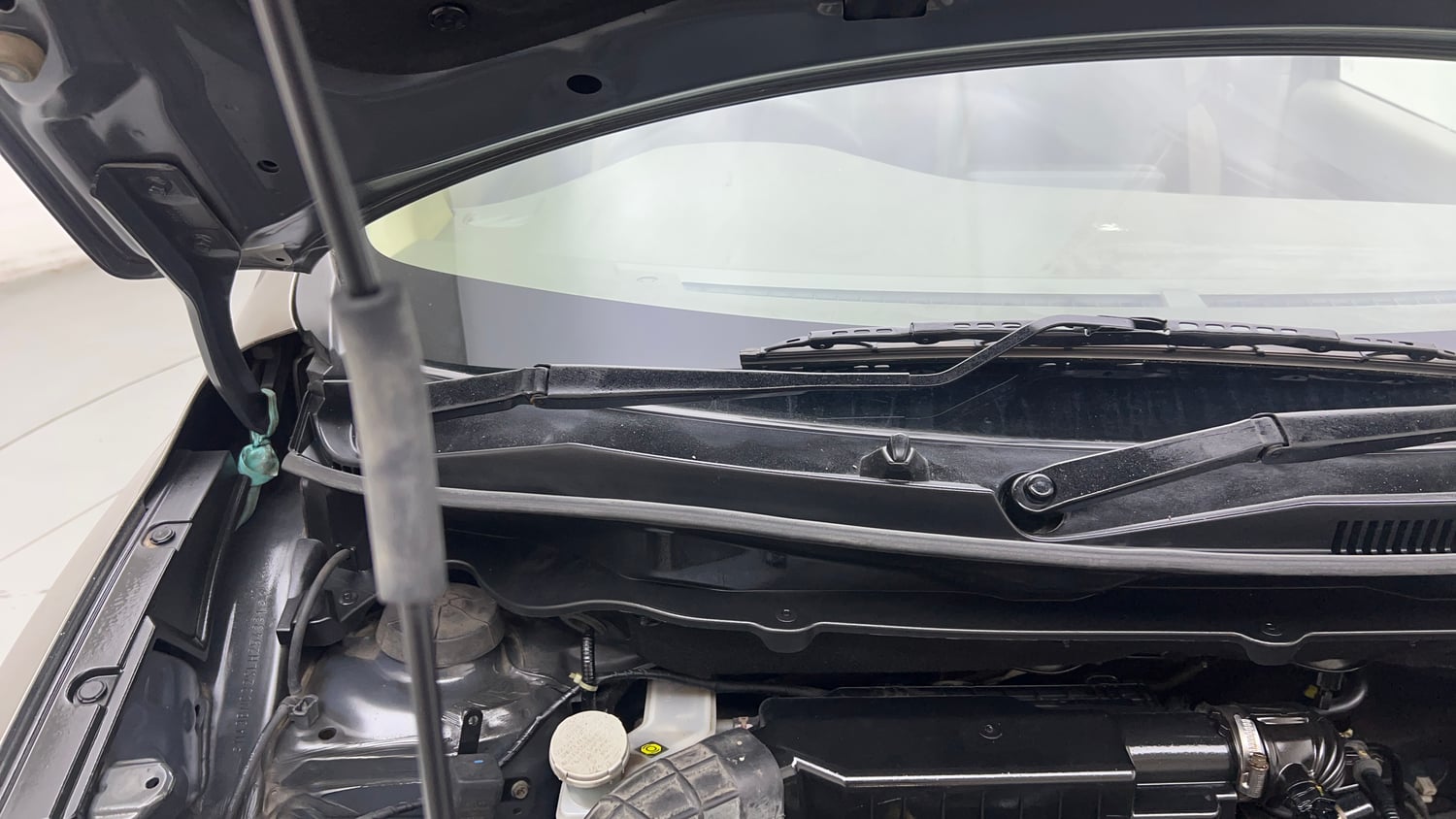 Used 2020 Maruti Suzuki New Ertiga VXi Petrol Manual engine ENGINE RIGHT SIDE HINGE & APRON VIEW