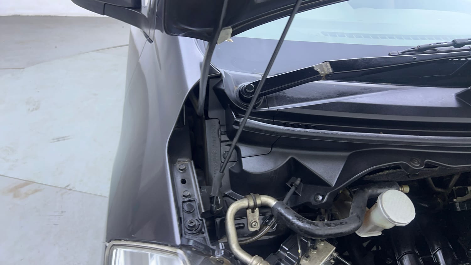 Used 2015 Maruti Suzuki Ertiga ZXi Petrol Manual engine ENGINE RIGHT SIDE HINGE & APRON VIEW