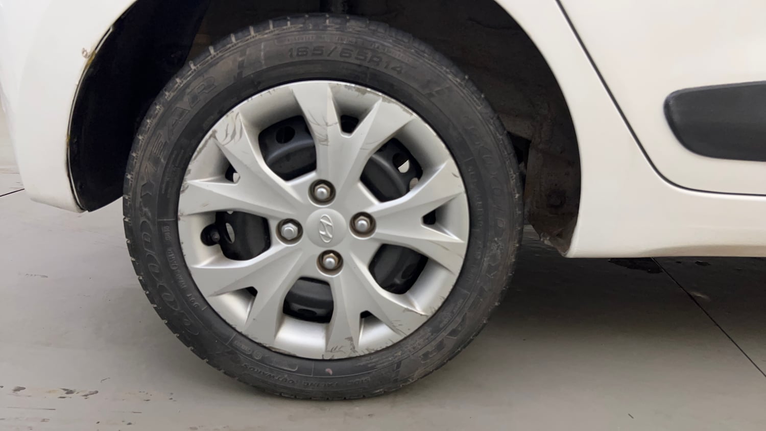 Used 2016 Hyundai Grand i10 Sportz 1.2 Kappa VTVT Petrol Manual tyres RIGHT REAR TYRE RIM VIEW