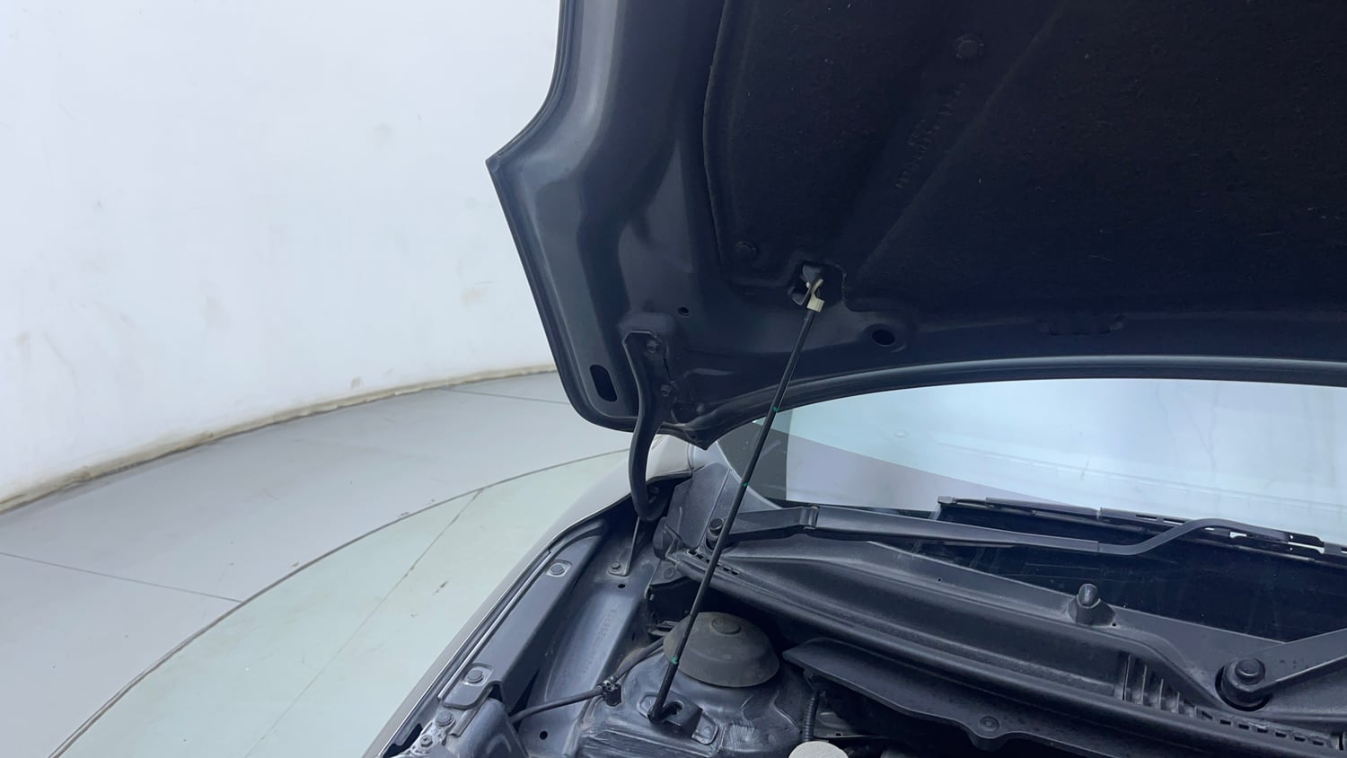 Used 2022 Maruti Suzuki Baleno Zeta Petrol Manual engine ENGINE RIGHT SIDE HINGE & APRON VIEW