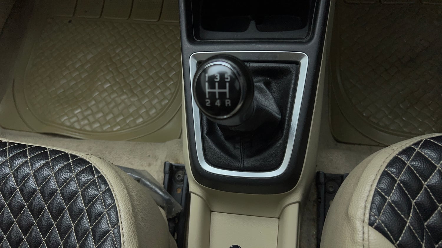 Used 2022 Maruti Suzuki Dzire VXi Petrol Manual interior GEAR  KNOB VIEW