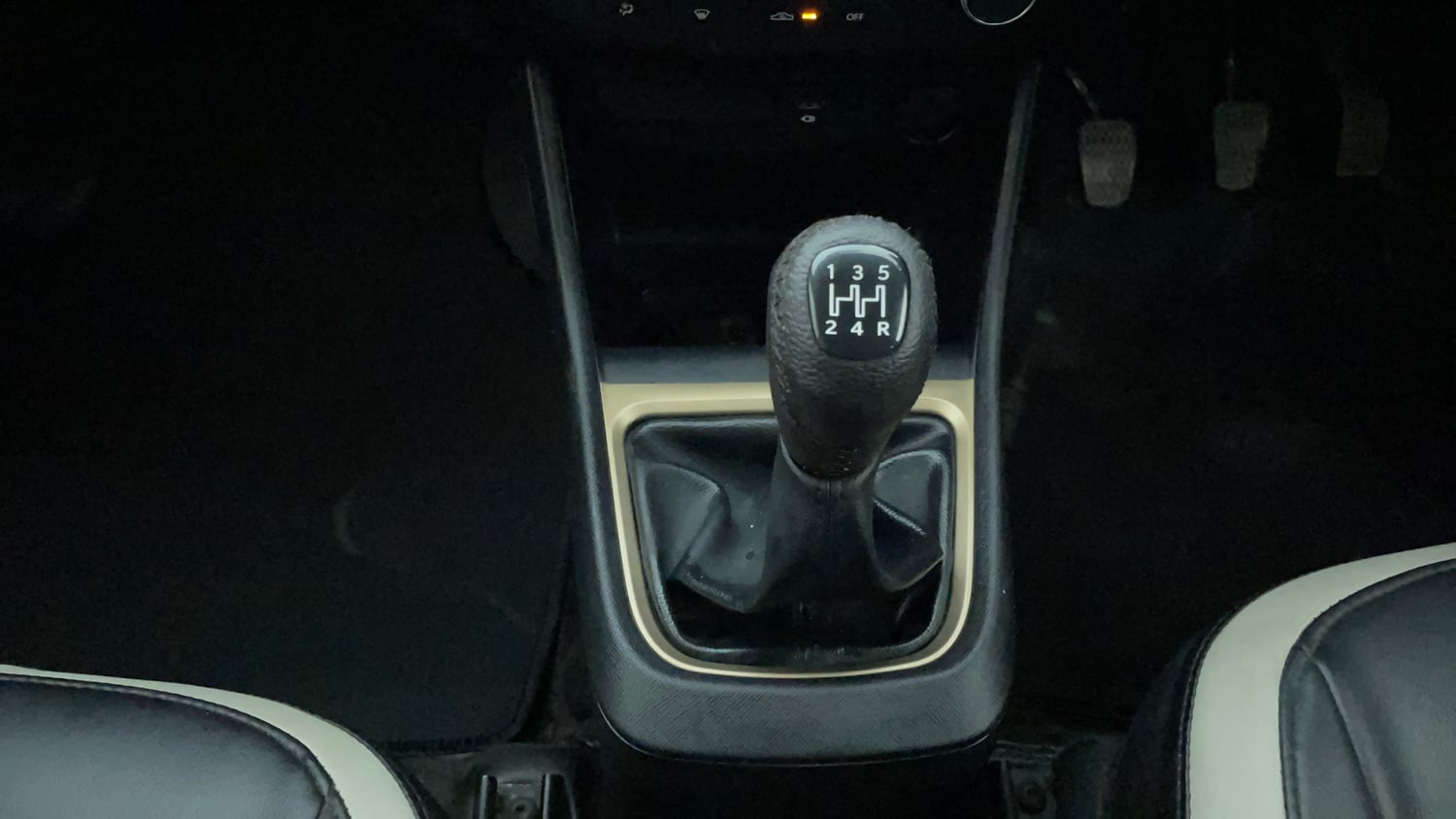 Used 2022 Tata Punch Accomplished MT Petrol + CNG(Outside Fitted) Cng Manual interior GEAR  KNOB VIEW