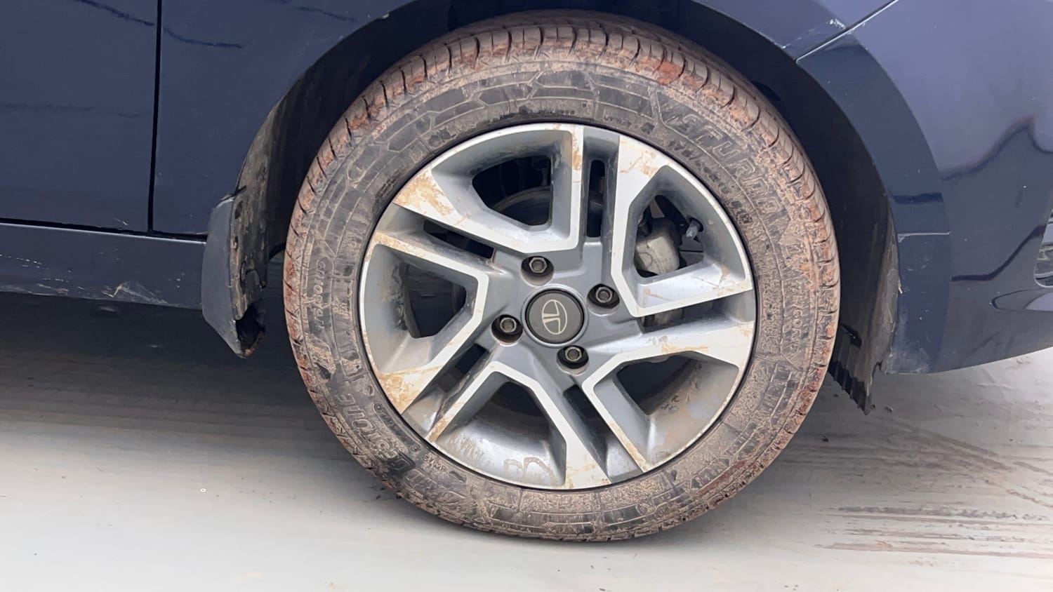 Used 2022 Tata Tigor XZ Plus Petrol Manual tyres RIGHT FRONT TYRE RIM VIEW