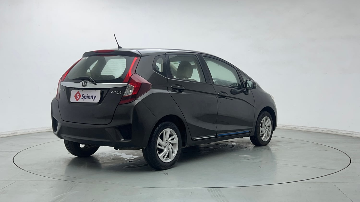 Used 2015 Honda Jazz V AT Petrol Petrol Automatic exterior RIGHT REAR CORNER VIEW