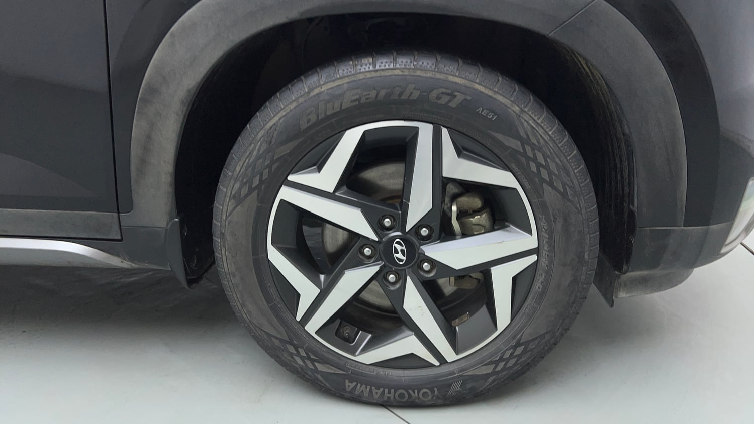 Used 2023 Hyundai Alcazar Prestige 7 STR 1.5 Diesel Diesel Manual tyres RIGHT FRONT TYRE RIM VIEW