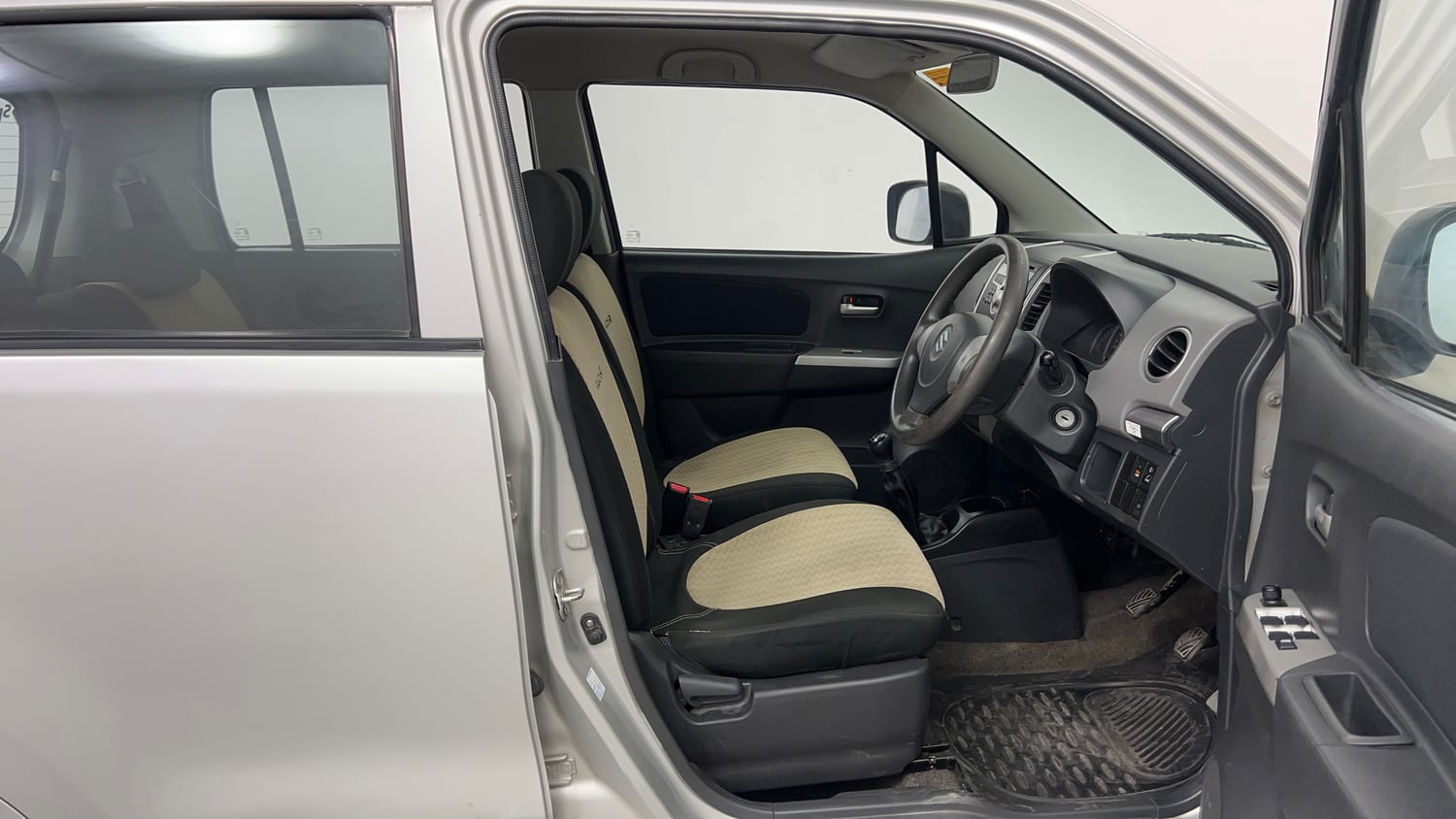 Used 2012 Maruti Suzuki Wagon R 1.0 VXi Petrol Manual interior RIGHT SIDE FRONT DOOR CABIN VIEW