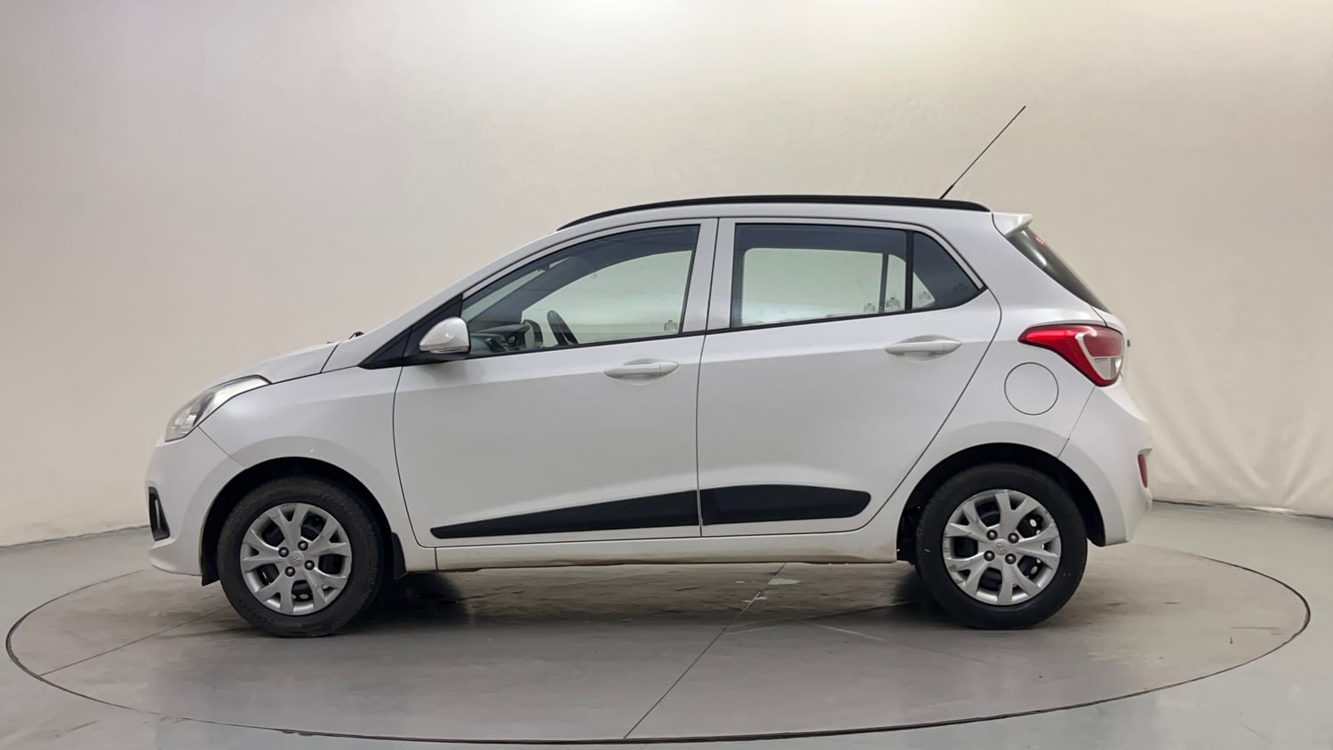 Used 2016 Hyundai Grand i10 Sportz 1.2 Kappa VTVT Petrol Manual exterior LEFT SIDE VIEW