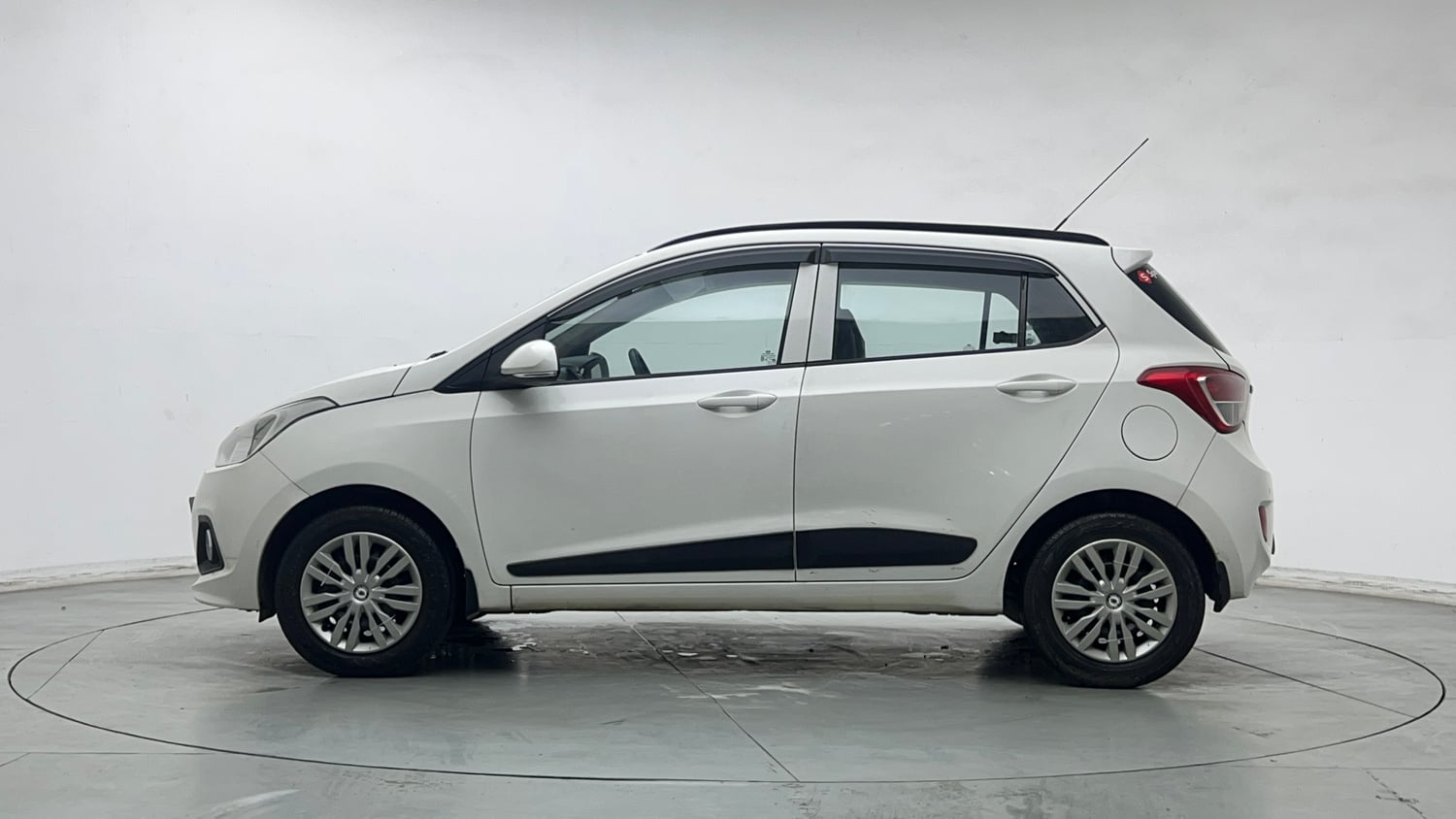 Used 2015 Hyundai Grand i10 Sportz 1.2 Kappa VTVT Petrol Manual exterior LEFT SIDE VIEW